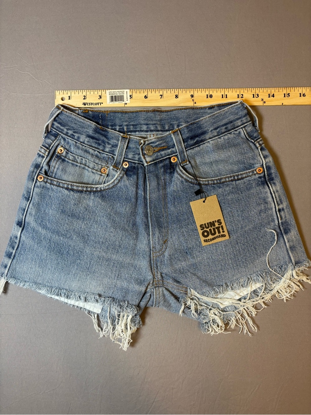 Women's y2k Vintage Levi Cutiff Frayed shorts size 24
